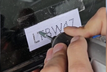 grabar patente de auto en vidrios